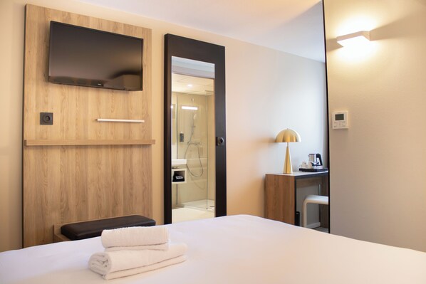 Individually decorated, individually furnished, desk, blackout drapes - Brit Hotel Avignon Sud (Avignon)