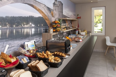 Desayuno buffet diario (EUR 14.50 por persona)