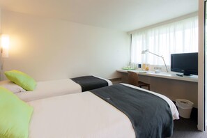 Next Generation, Standardzimmer, 2 Einzelbetten | Schreibtisch, schallisolierte Zimmer, Bügeleisen/Bügelbrett
