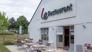 A restaurant with outdoor seating and a sign reading "Restaurant." - Hotel Campanile Angers Ouest - Beaucouzé (Beaucouze)