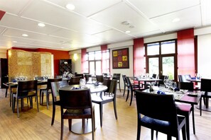 Breakfast, lunch, dinner served; French cuisine 