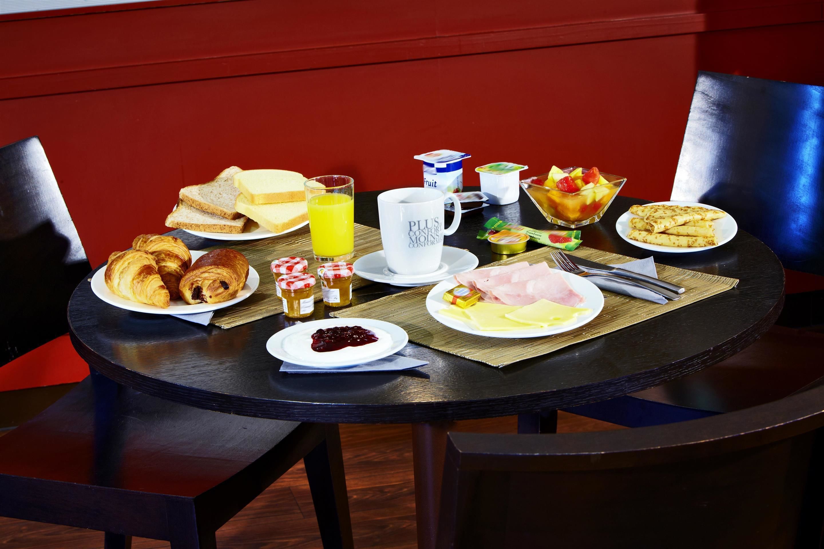 Breakfast, lunch and dinner served 