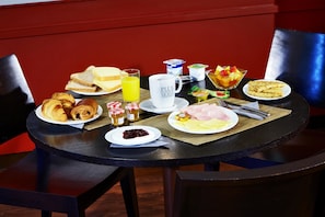 Breakfast, lunch and dinner served  - Kyriad Angers Pont De Ce (Les Ponts-de-Ce)