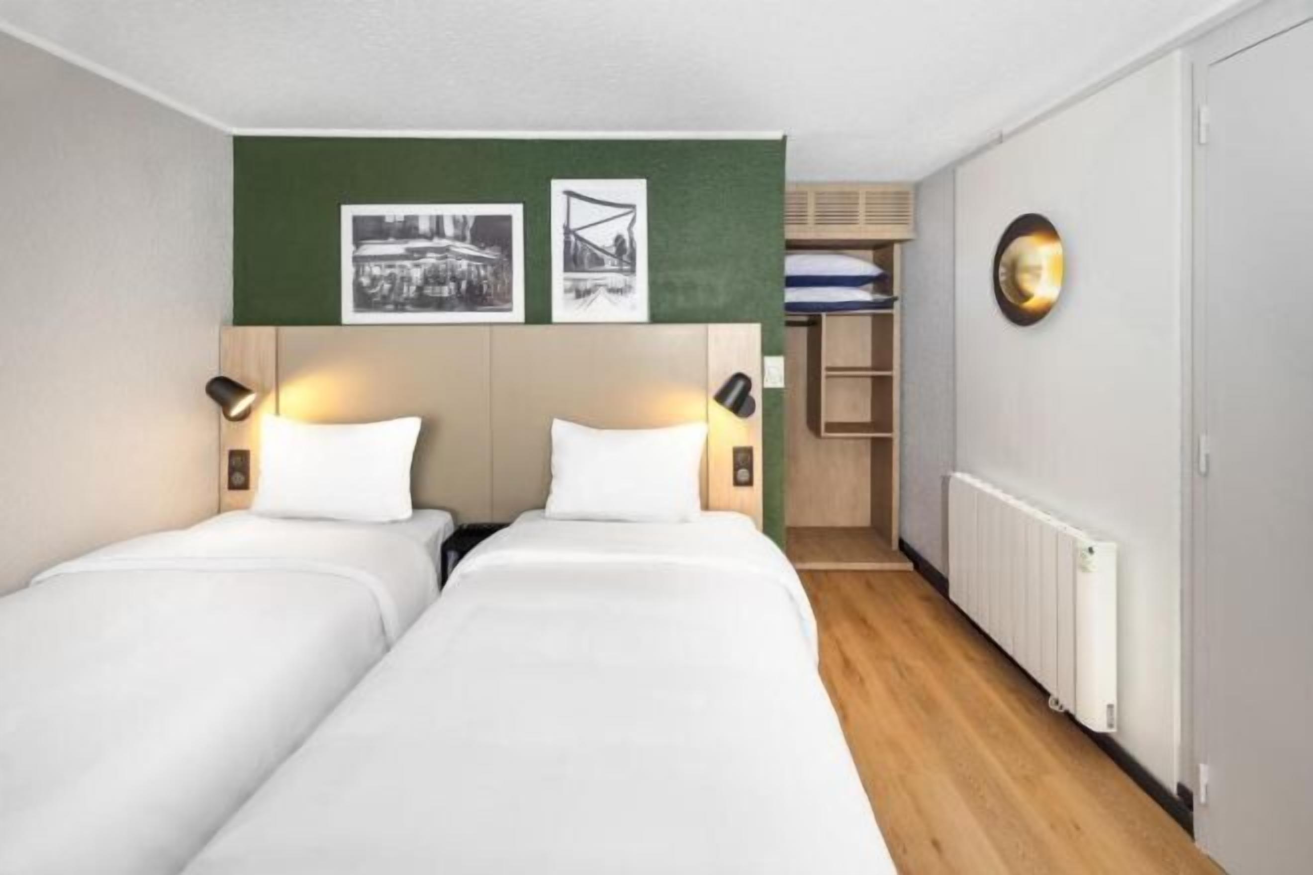 Ropa de cama de alta calidad, escritorio, cortinas opacas