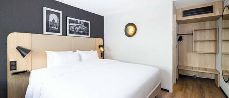 Habitación superior, 1 cama de matrimonio grande | Ropa de cama de alta calidad, escritorio, cortinas opacas