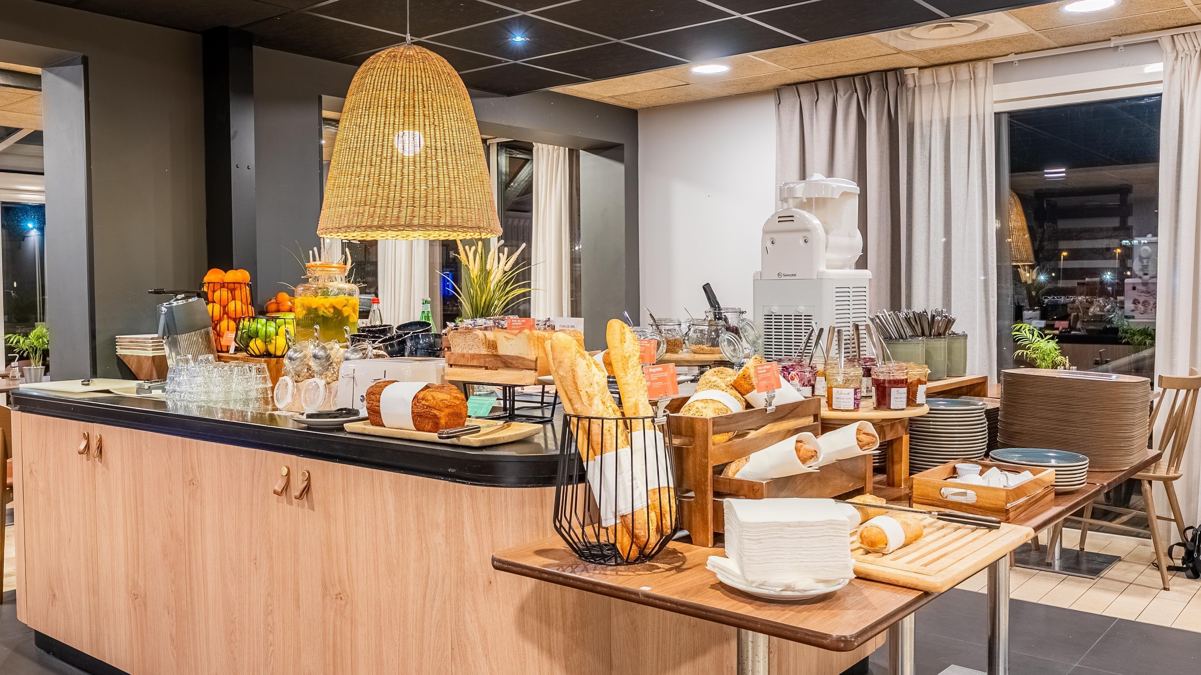 อาหารเช้าแบบบุฟเฟ่ต์ทุกวัน (EUR 14.9 ต่อคน)