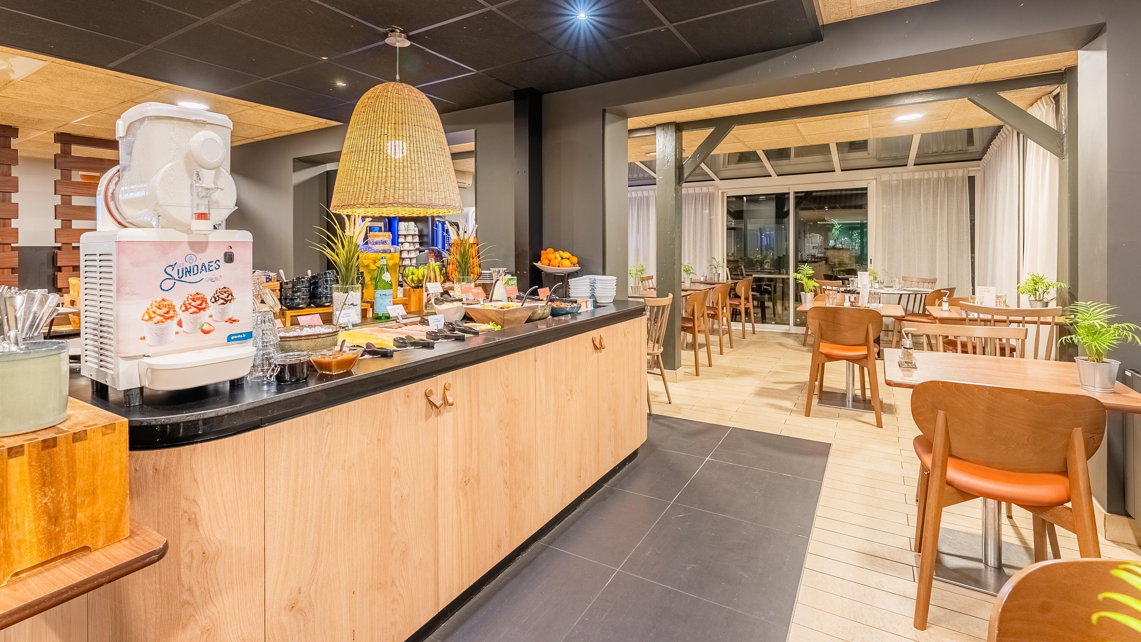 Petit déjeuner, déjeuner et dîner servis sur place