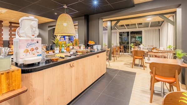 Breakfast, lunch and dinner served