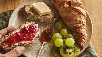 Se ofrece un desayuno bufé todos los días (por un coste adicional)