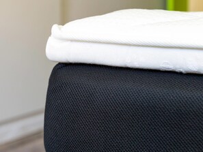 Desk, blackout curtains, soundproofing, iron/ironing board - Greet Hotel Angouleme Ouest (Saint-Yrieix-sur-Charente)