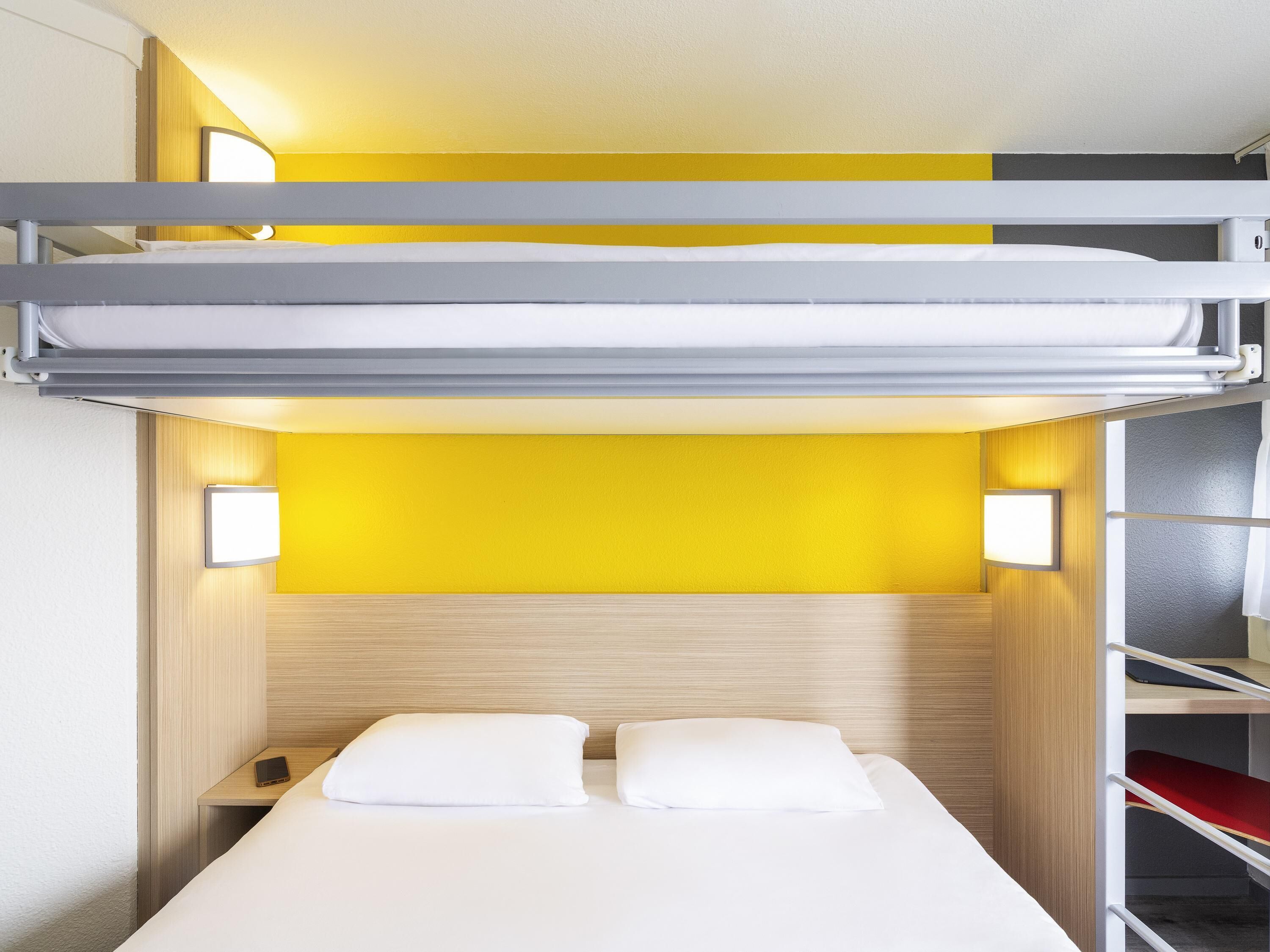 Escritorio, cortinas blackout y sistema de insonorización 