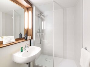 Schreibtisch, Verdunkelungsvorhänge, schallisolierte Zimmer