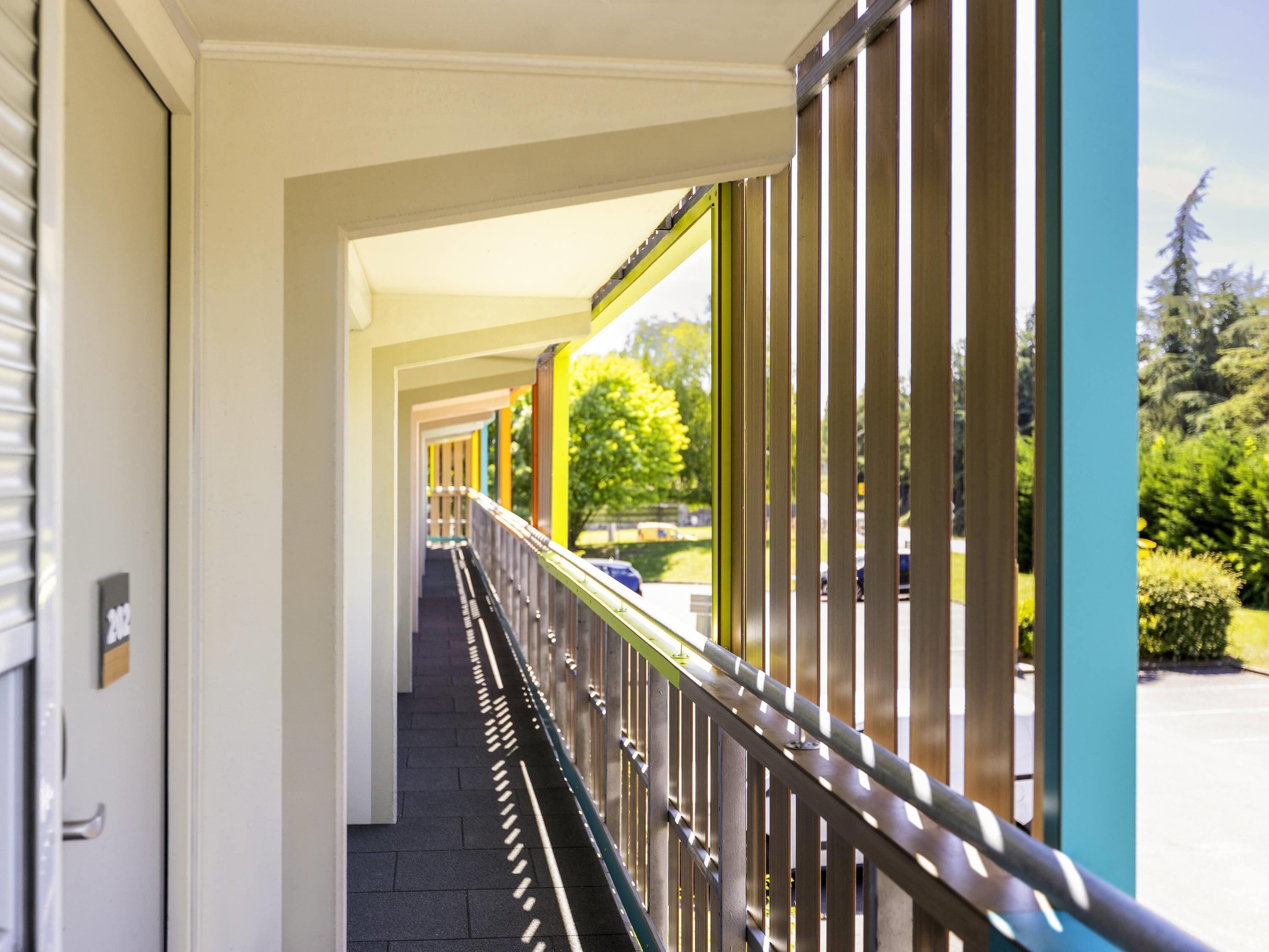 デスク、遮光カーテン、防音設備、アイロン / アイロン台