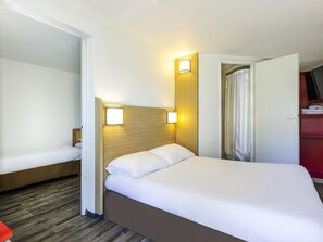 Familienzimmer, 2 Doppelbetten | Schreibtisch, Verdunkelungsvorhänge, schallisolierte Zimmer