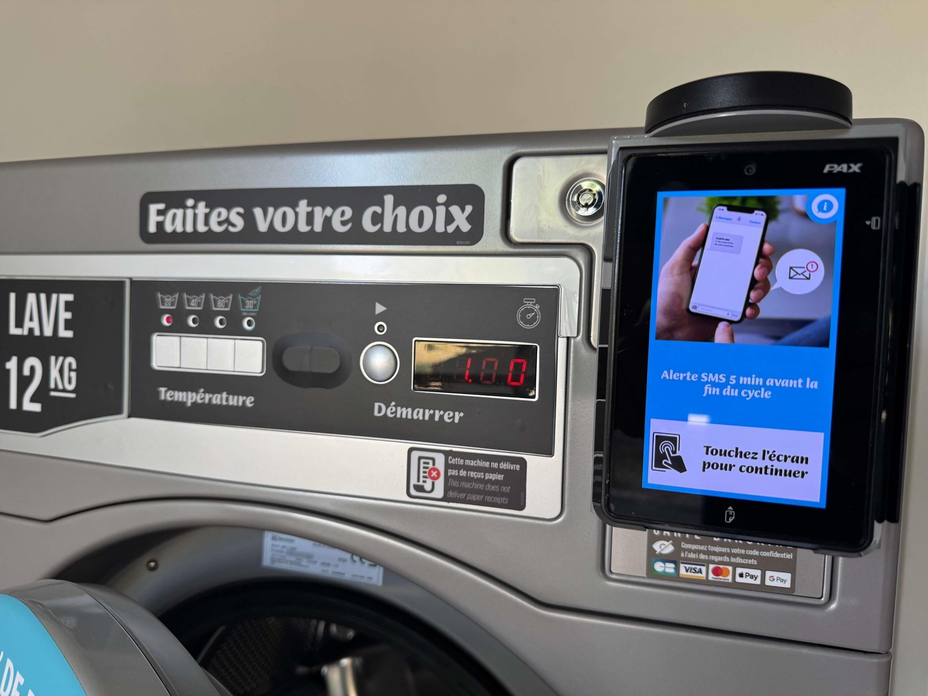 Une machine à laver dotée d’un écran numérique, de réglages de température et d’un affichage représentant un téléphone portable.