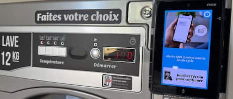 Une machine à laver dotée d’un écran numérique, de réglages de température et d’un affichage représentant un téléphone portable.