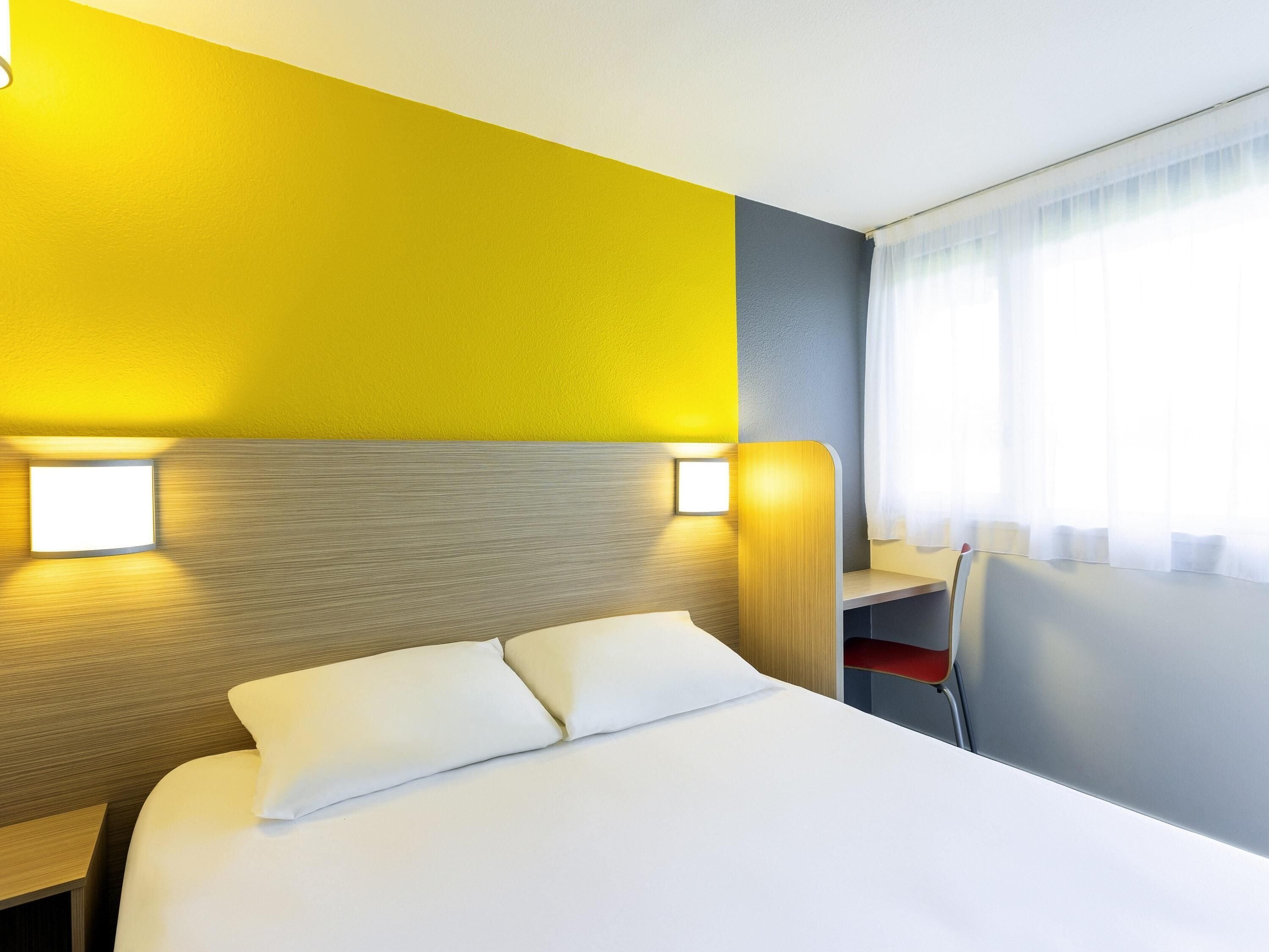 Escritorio, cortinas blackout y sistema de insonorización 