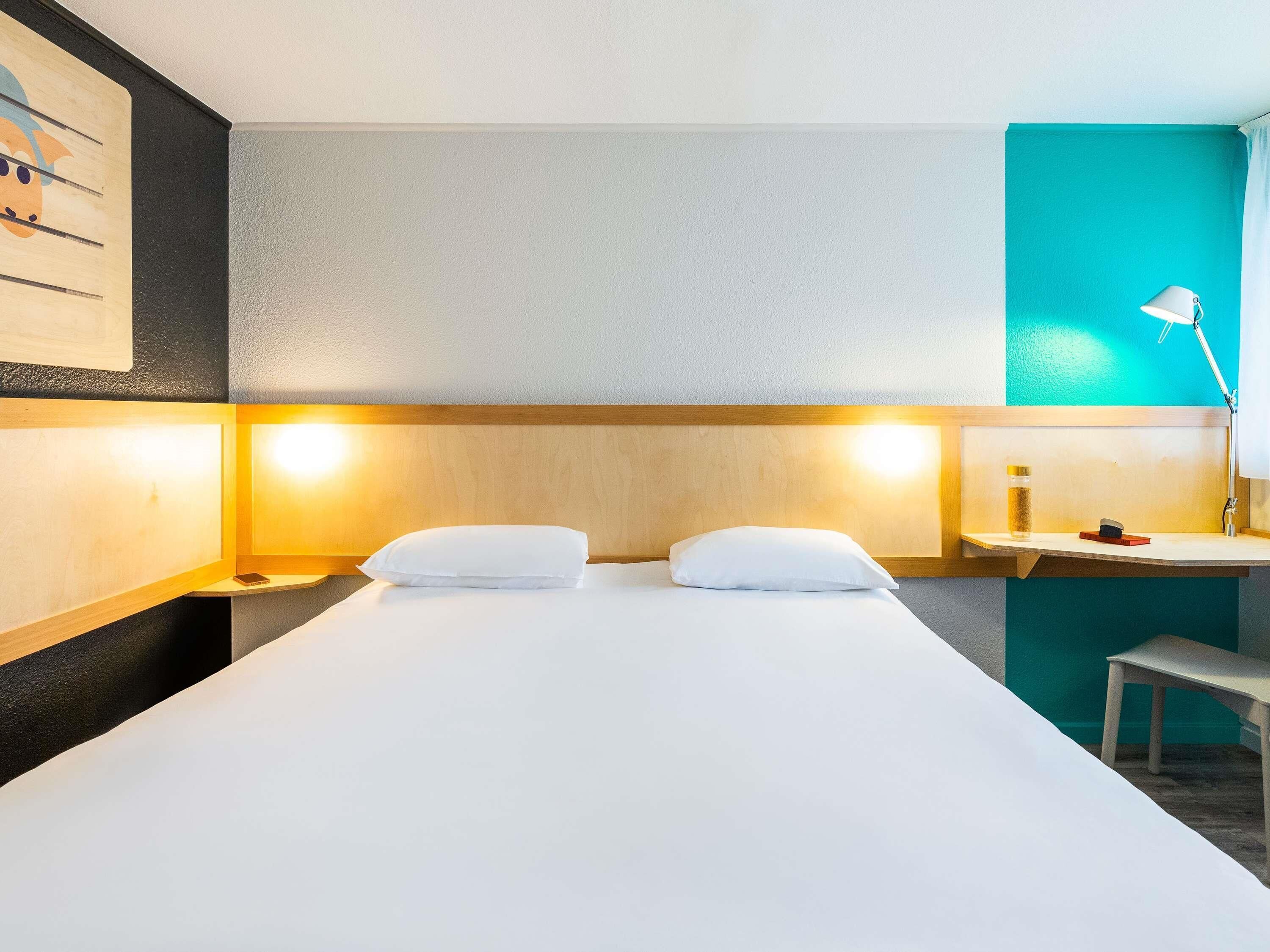 Standard-huone, 1 keskisuuri parisänky (POP) | Työpöytä, pimennysverhot, äänieristys, silitysrauta/-lauta