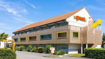 Standaard kamer, 1 queensize bed (POP) | Een bureau, verduisterende gordijnen, geluiddichte muren