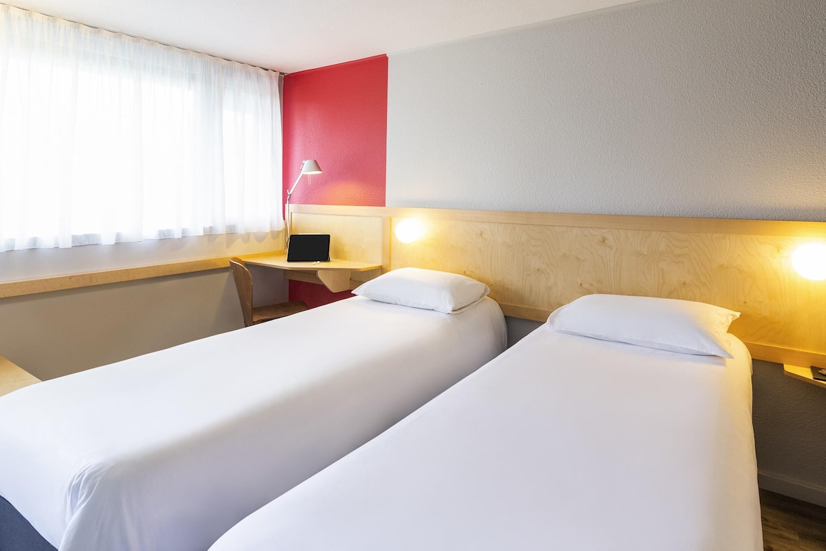 Standard Twin Room, 2 Single Beds (POP) | Desk, blackout curtains, soundproofing, iron/ironing board