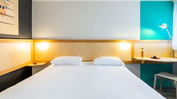 Standard Room, 1 Queen Bed (POP) | Desk, blackout drapes, soundproofing, iron/ironing board