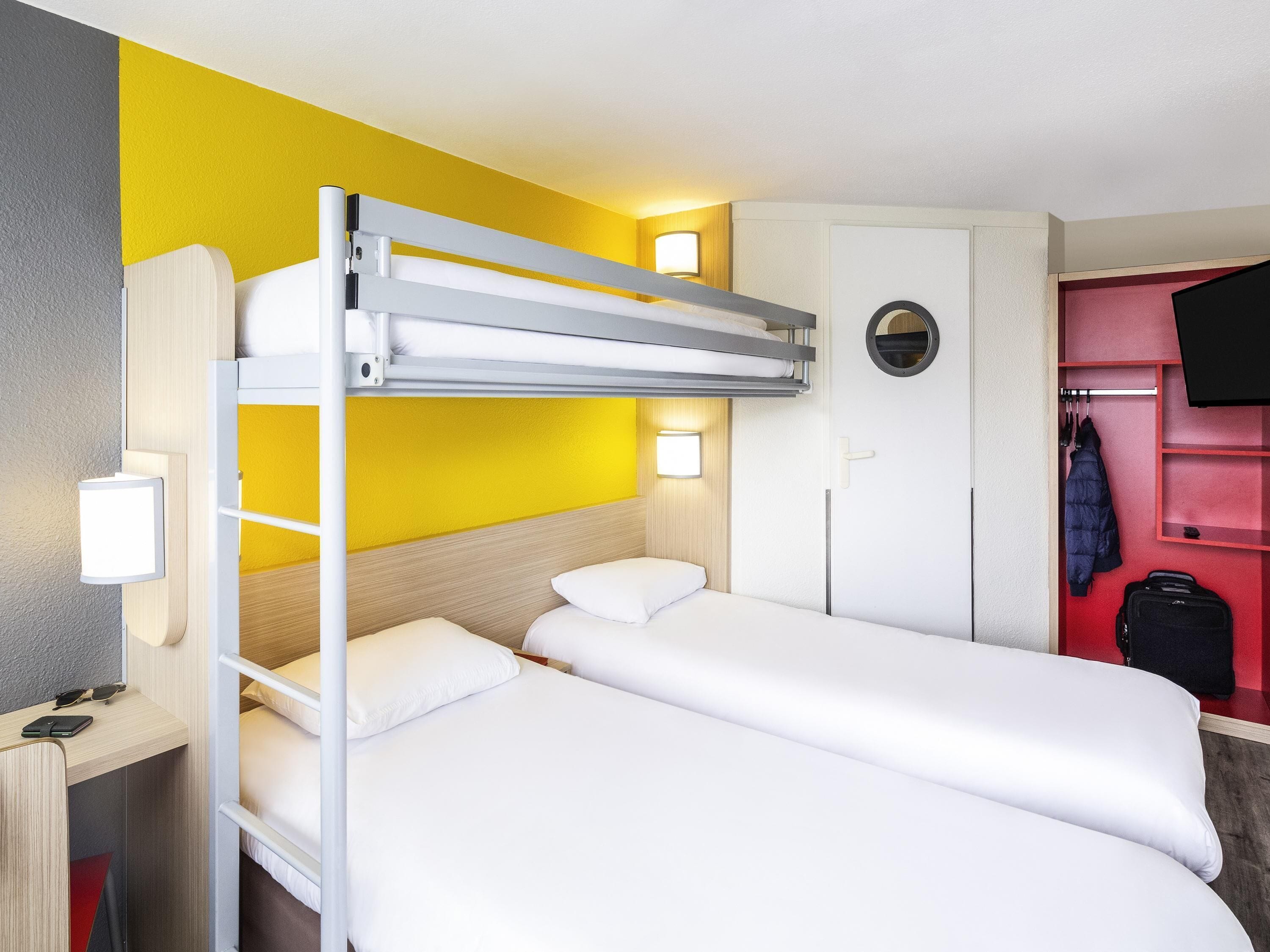 Escritorio, cortinas blackout y sistema de insonorización 