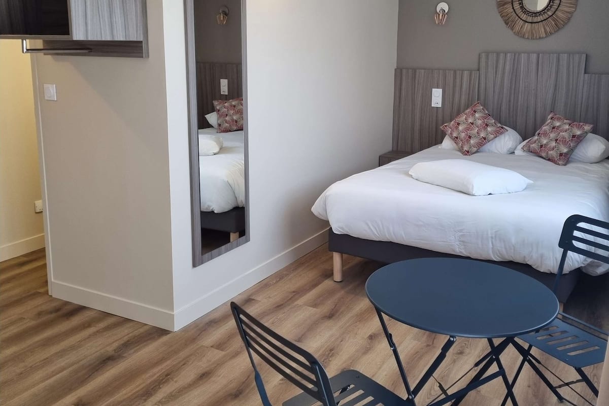 Habitación superior, 1 cama matrimonial | Ropa de cama de alta calidad, escritorio y cortinas blackout