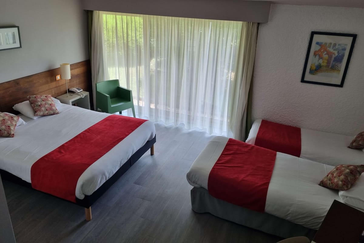 Camera Standard, letti multipli | Biancheria da letto di alta qualità, una scrivania, tende oscuranti