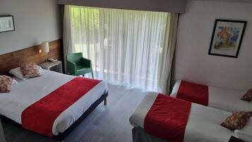 Literie de qualité supérieure, bureau, rideaux occultants