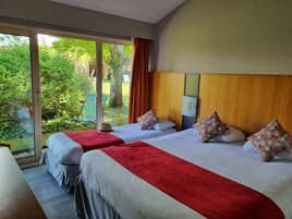 Ropa de cama de alta calidad, escritorio y cortinas blackout 