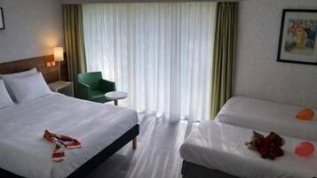 Standard-huone, useita sänkyjä | Ylelliset vuodevaatteet, työpöytä, pimennysverhot, äänieristys