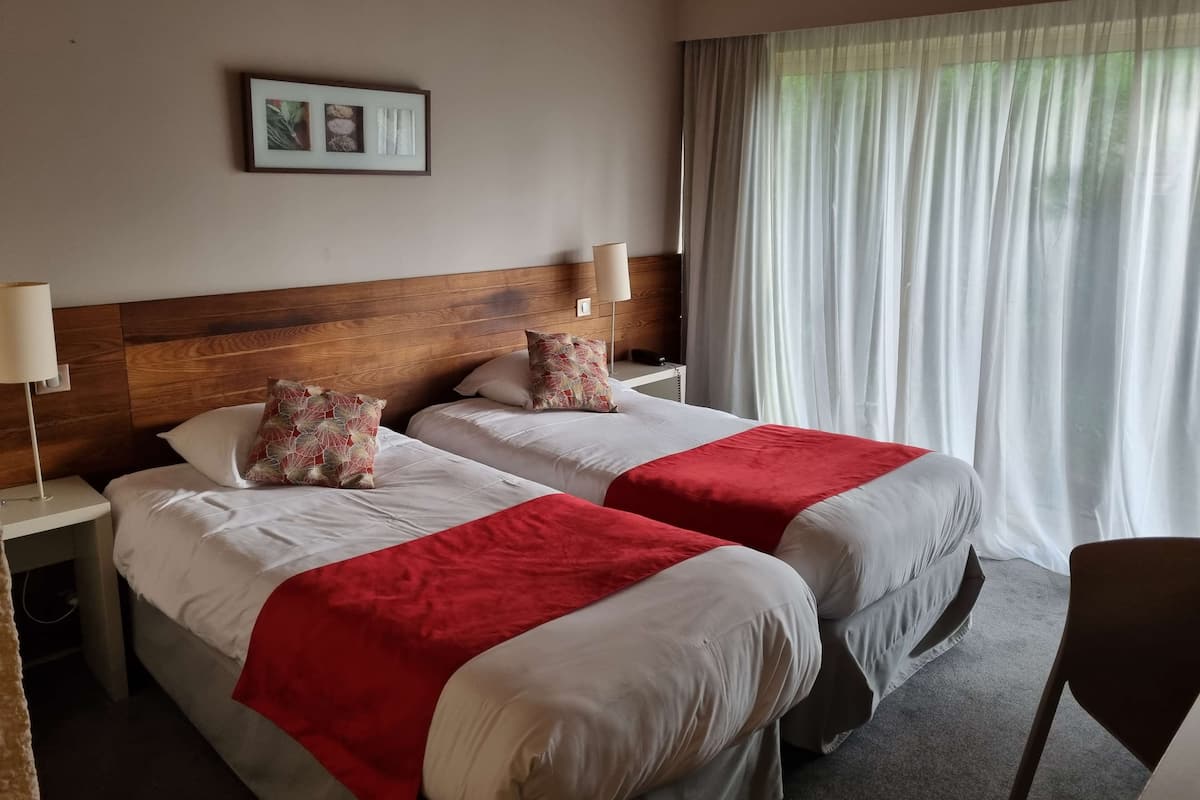Camera Standard, 2 letti singoli | Biancheria da letto di alta qualità, una scrivania, tende oscuranti