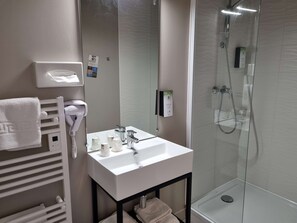 Combined shower/bathtub, eco-friendly toiletries, hair dryer, towels