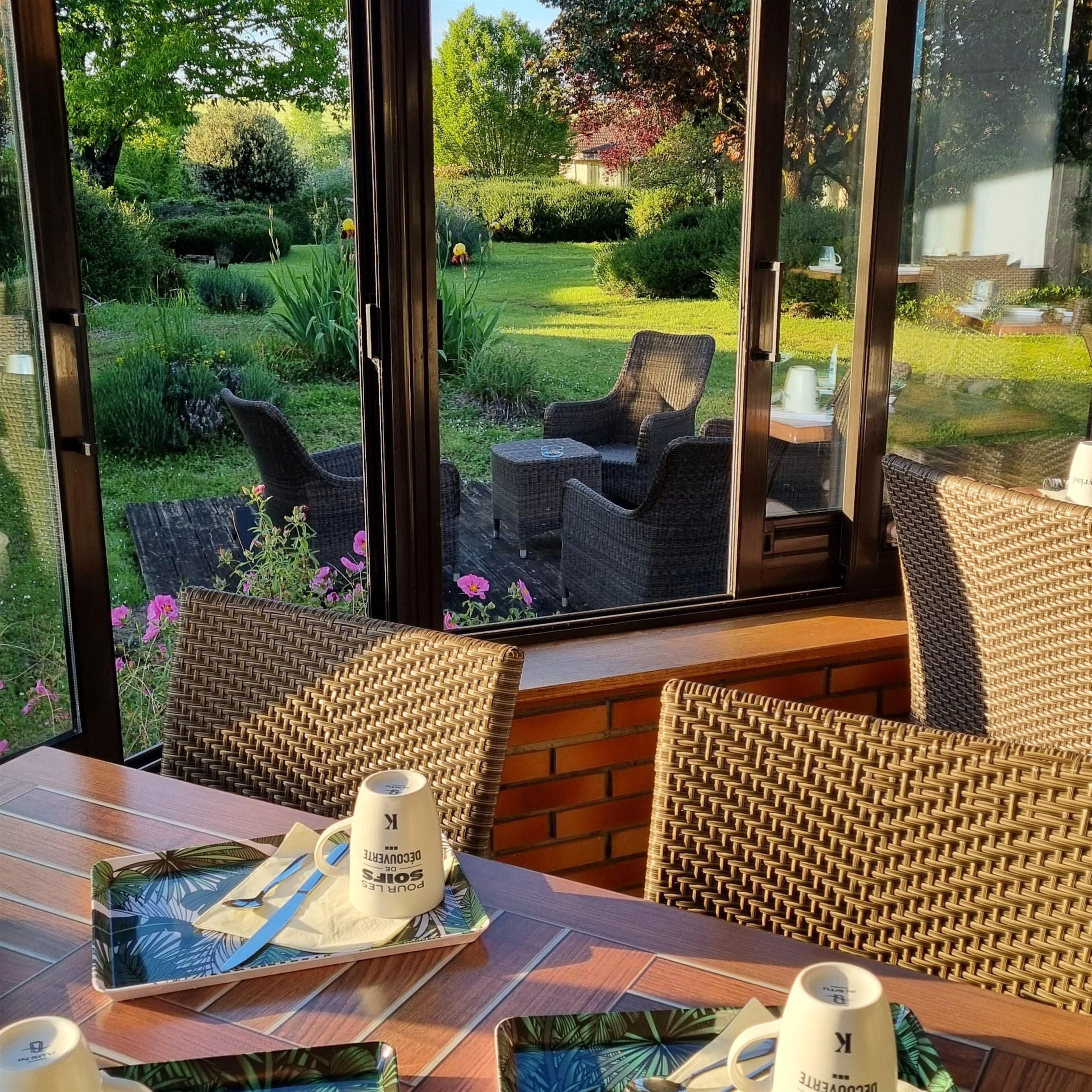 อาหารเช้าแบบบุฟเฟ่ต์ทุกวัน (EUR 13.90 ต่อคน)