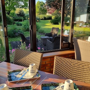 Tägliches Frühstücksbuffet gegen Gebühr