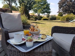 Desayuno buffet diario (EUR 13.90 por persona)