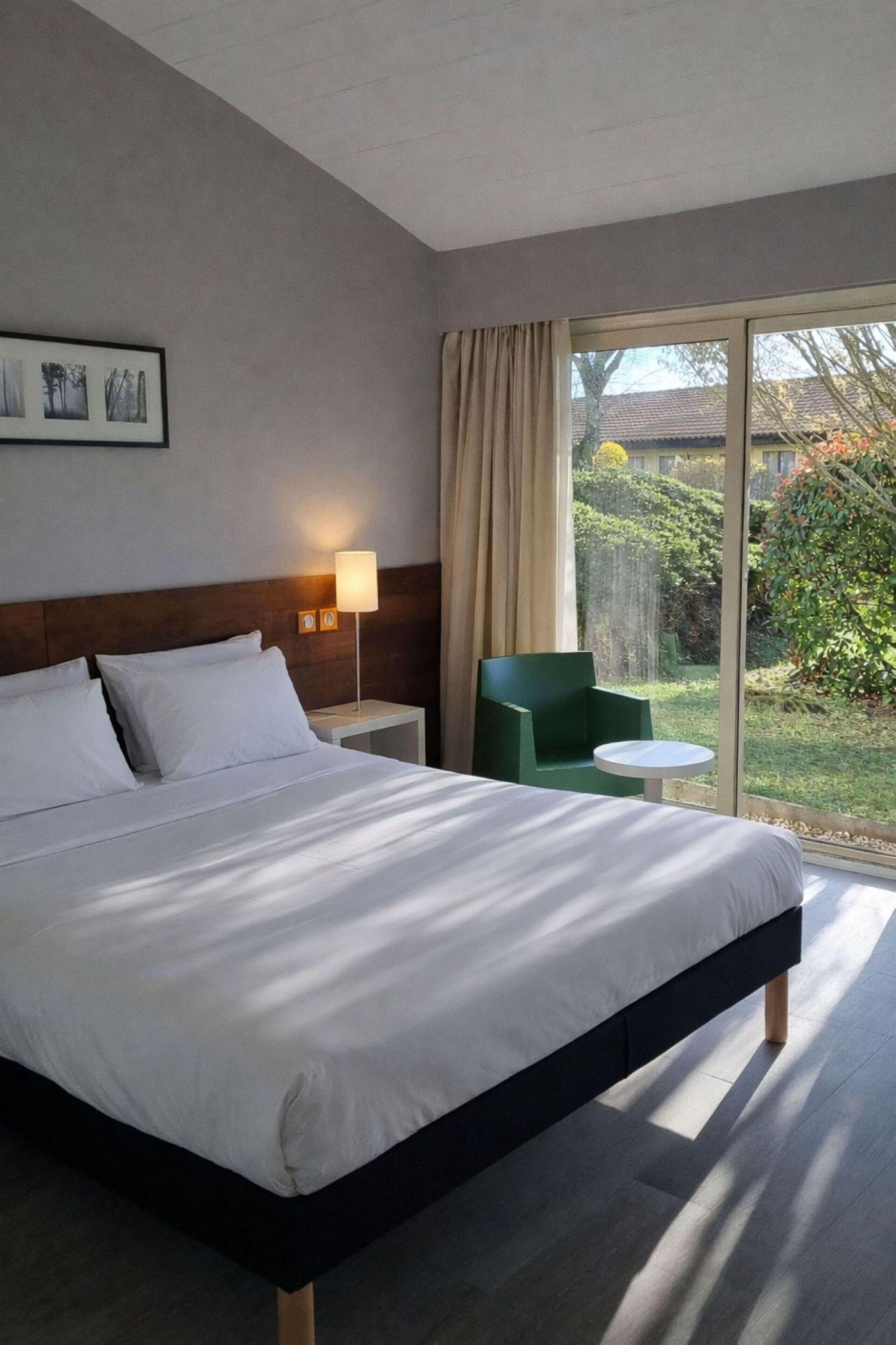 Habitación estándar, 1 cama matrimonial | Ropa de cama de alta calidad, escritorio y cortinas blackout 