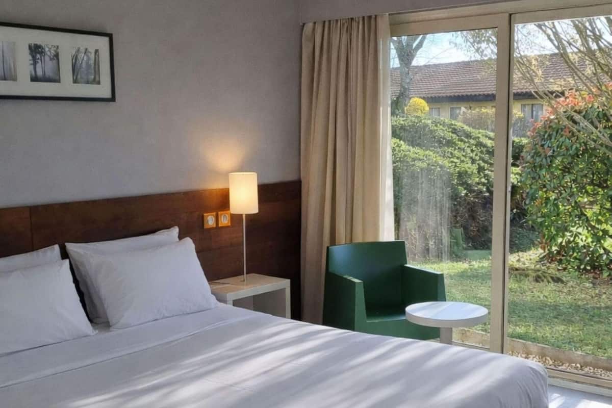 Habitación estándar, 1 cama matrimonial | Ropa de cama de alta calidad, escritorio y cortinas blackout