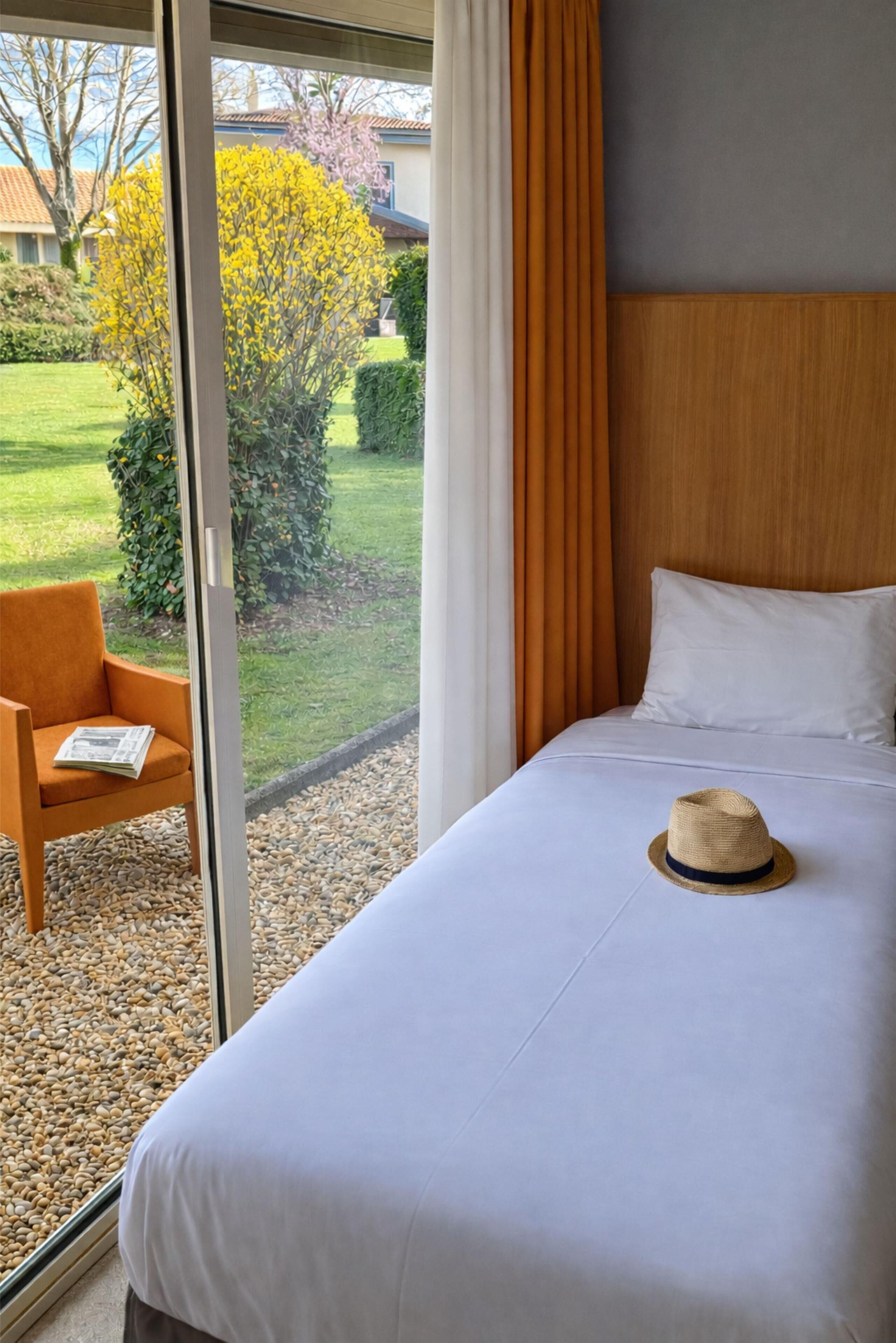 Ropa de cama de alta calidad, escritorio y cortinas blackout 