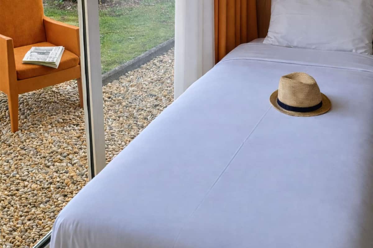 Ropa de cama de alta calidad, escritorio y cortinas blackout