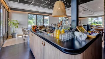 Frokostbuffé hver dag (mot et tillegg)