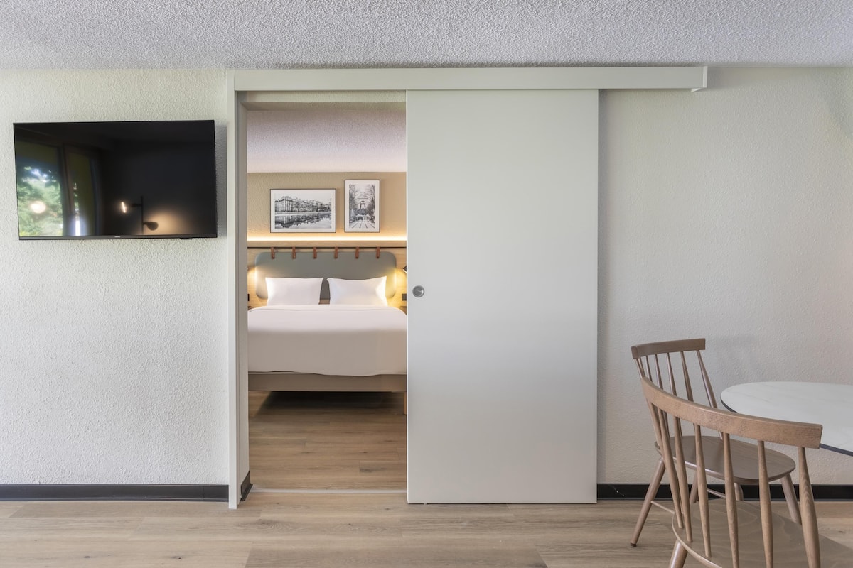 Suite, 1 King Bed with Sofa bed | Premium bedding, individually decorated, individually furnished, desk