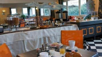 Colazione a buffet, servita tutte le mattine (9 EUR a persona) 