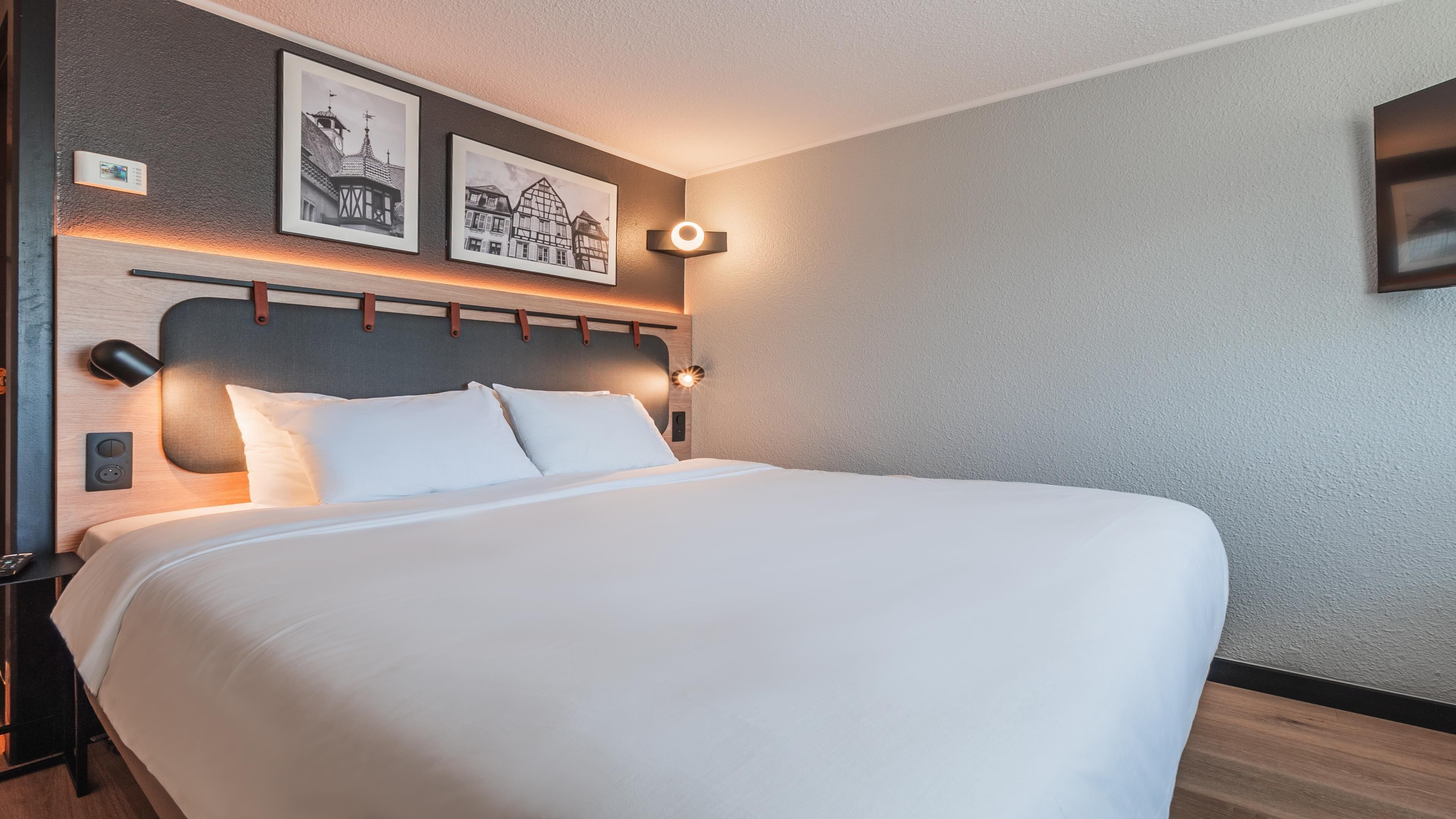 Superior Room, 1 King Bed | Premium bedding, desk, iron/ironing board (on request), cribs (free)