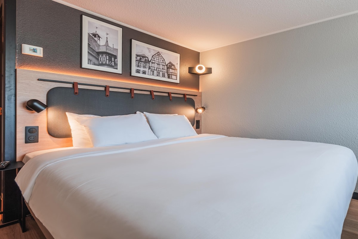 Superior Room, 1 King Bed | Premium bedding, desk, iron/ironing board (on request), cribs (free)