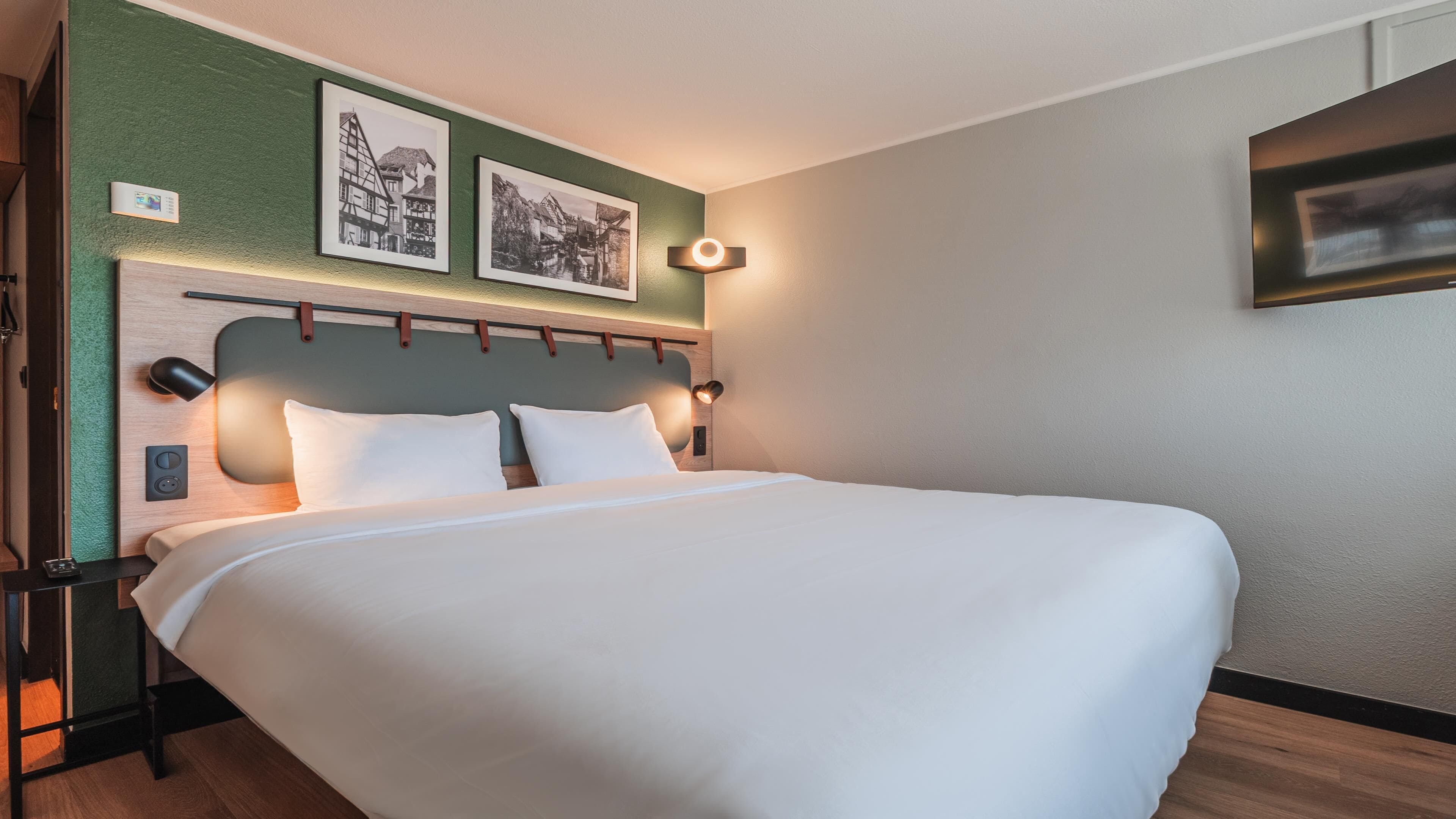Standard Room, 1 Queen Bed | Premium bedding, desk, iron/ironing board (on request), cribs (free)