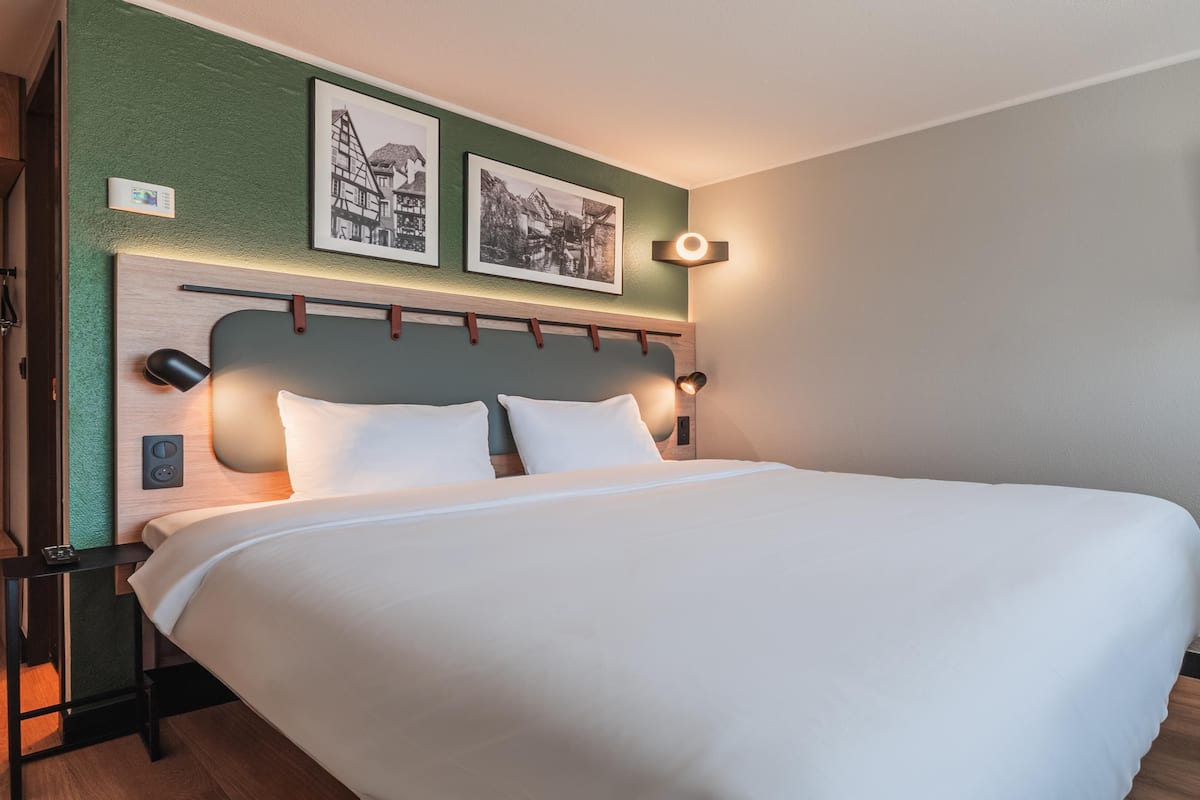 Standard Room, 1 Queen Bed | Premium bedding, desk, iron/ironing board (on request), cribs (free)