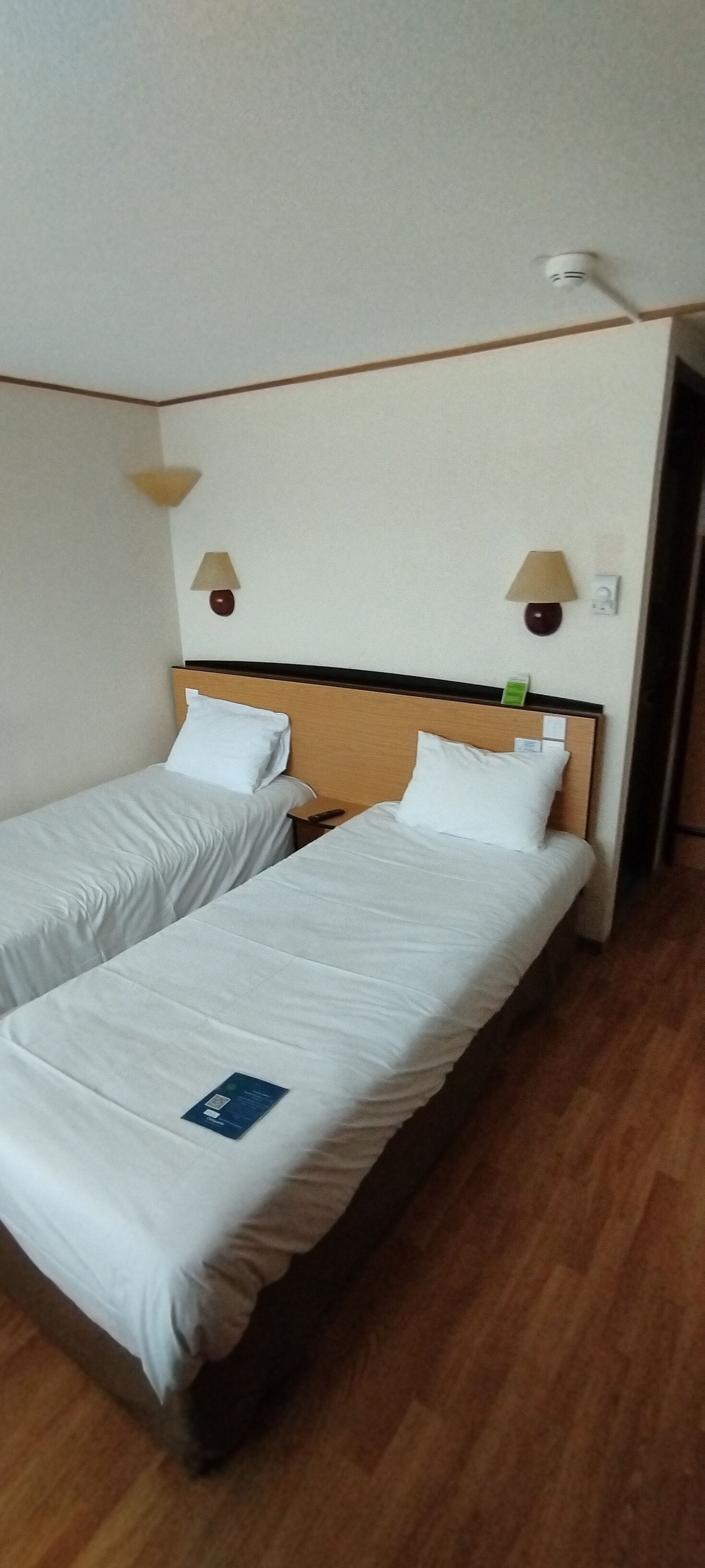 Literie de qualité supérieure, bureau, fer et planche à repasser