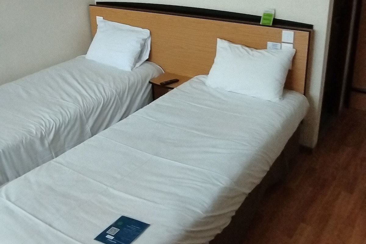 Literie de qualité supérieure, bureau, fer et planche à repasser