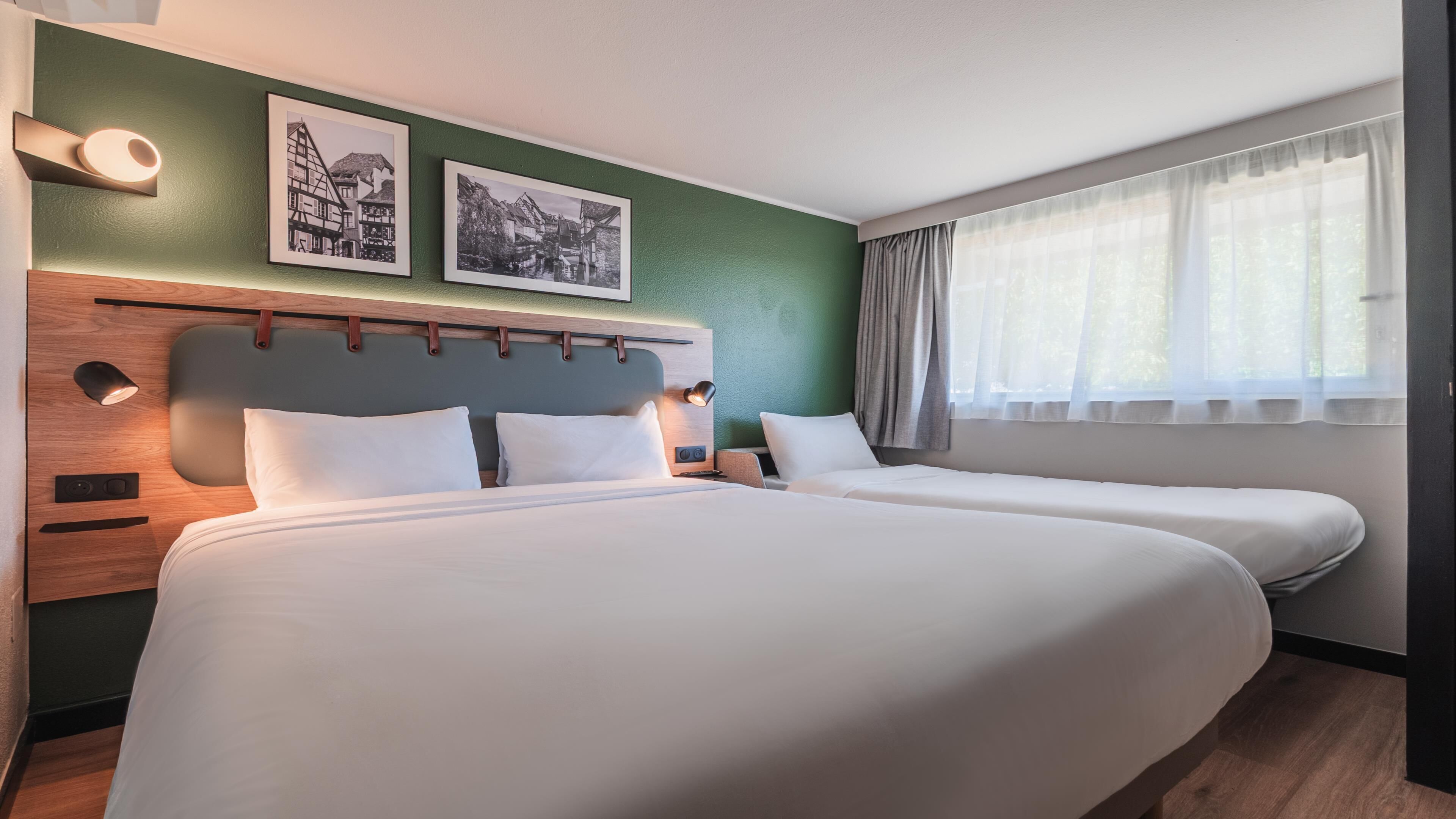 Habitación estándar, 1 cama de matrimonio con sofá cama | Ropa de cama de alta calidad, escritorio, tabla de planchar con plancha